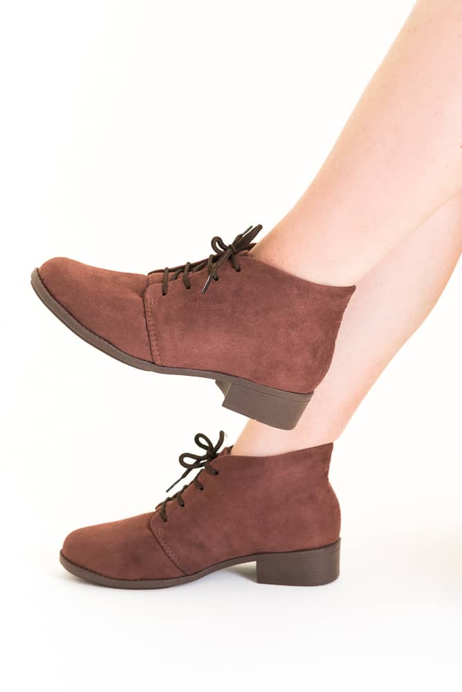 bota cano curto salto baixo com cadarço