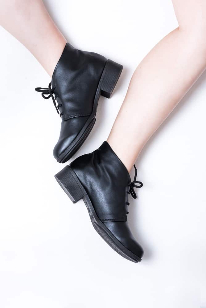 bota com cadarço cano curto