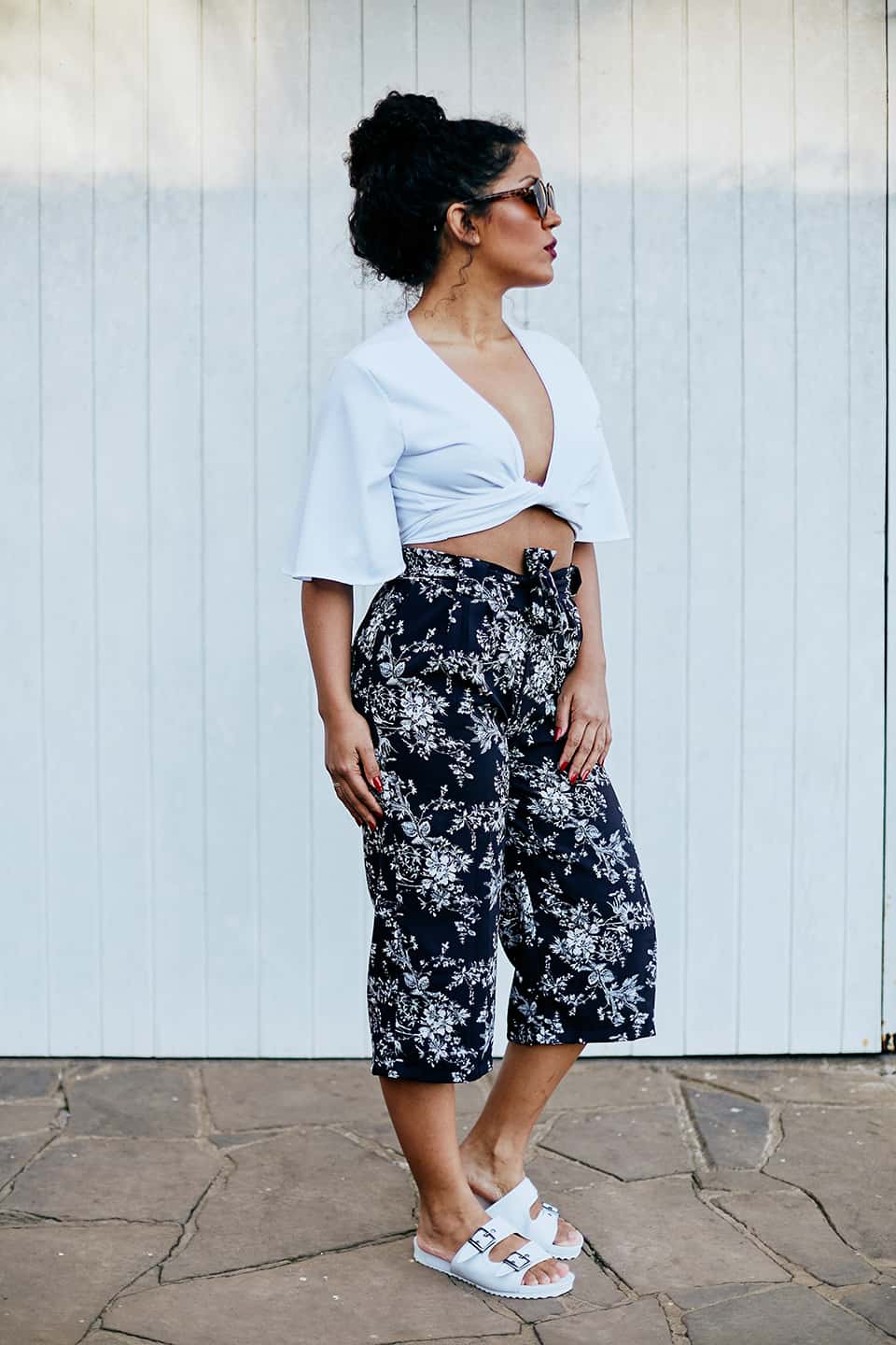 calça pantacourt com oxford