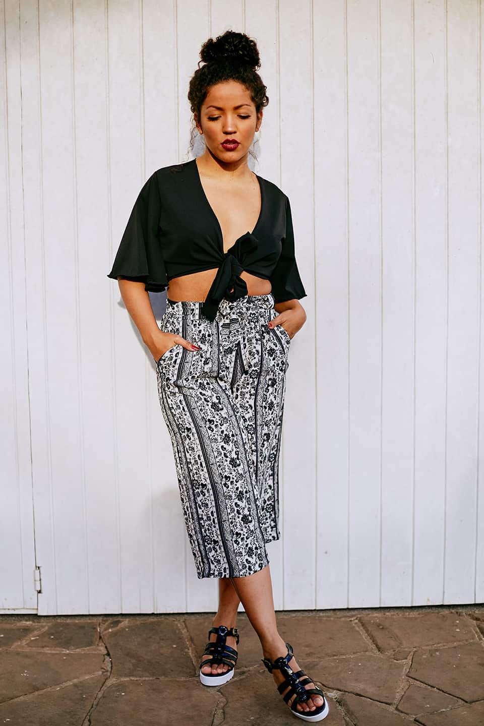 calça pantacourt com oxford