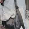 bolsa-crescente-meia-lua-nylon-urban-flowers.jpeg